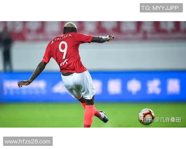 足球明星手绘魔笛展现球场魅力与艺术之美的完美结合